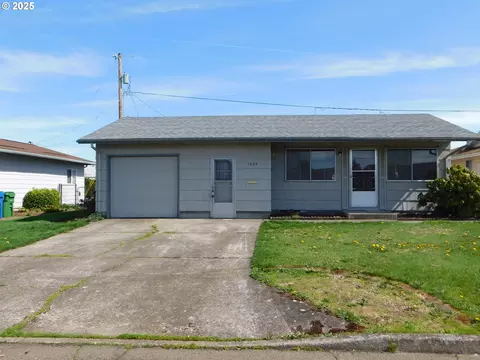 1650 Country Club Cir, Woodburn, OR 97071