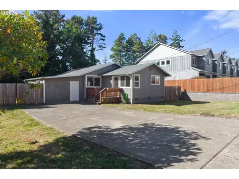 222 Norman Ave, Coos Bay, OR 97420
