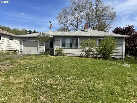 3037 NE Hughes St, Roseburg, OR 97470