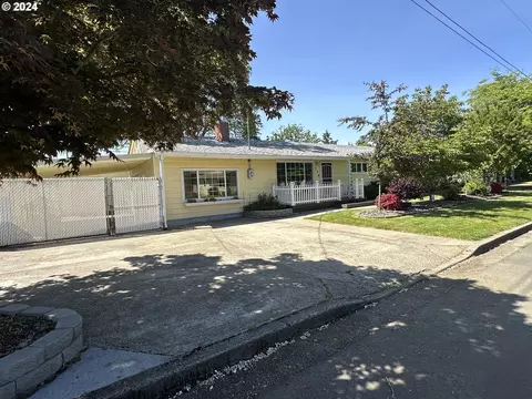 134 W Cardinal St, Roseburg, OR 97471