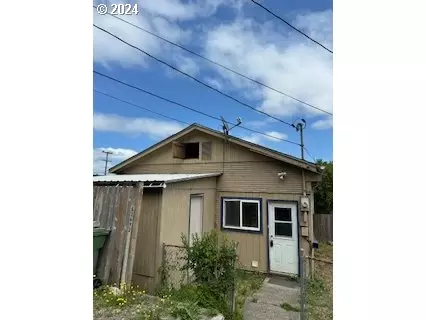 63693 Woodstock Rd, Coos Bay, OR 97420
