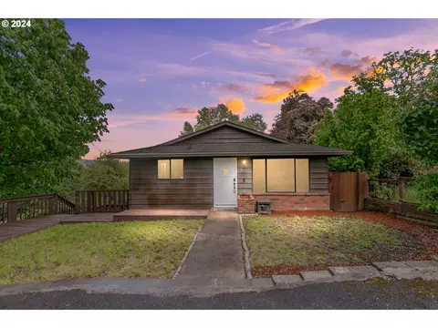 515 1st St, Dayton, OR 97114