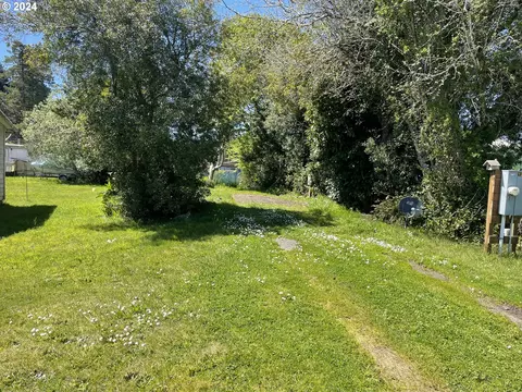 125 N 5th St, Lakeside, OR 97449