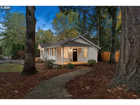 5050 Lower Dr, Lake Oswego, OR 97035