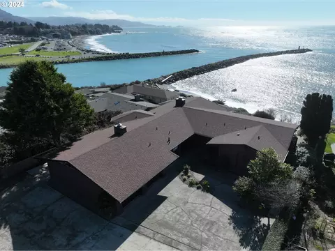 221 Memory Ln, Brookings, OR 97415