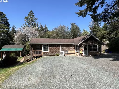 1407 Jackson St, Port Orford, OR 97465