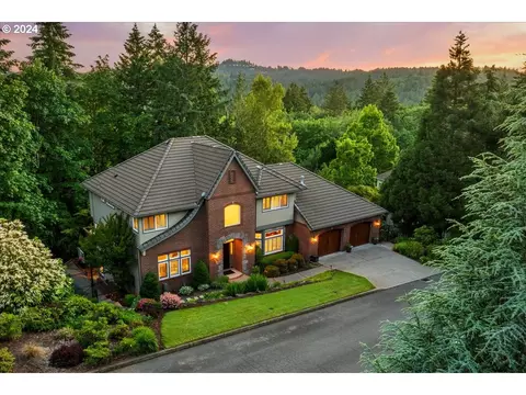 10707 S Southridge Dr, Portland, OR 97219