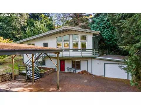 644 13th Ct, Coos Bay, OR 97420
