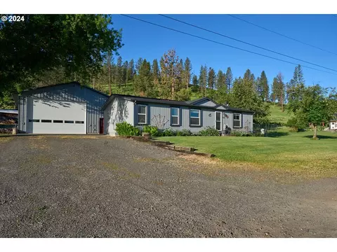 302 Lockwood St, Wallowa, OR 97885