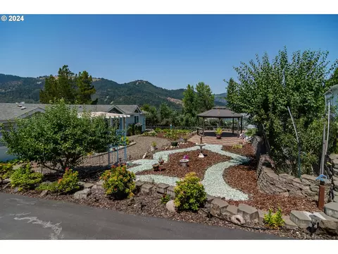 205 Luke Ct, Myrtle Creek, OR 97457