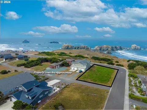 925 Portland Ave SW, Bandon, OR 97411