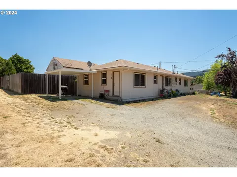 407 NE Waite St, Myrtle Creek, OR 97457