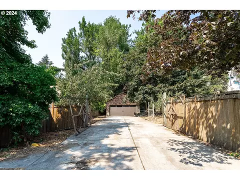 1425 E 43rd Ave, Eugene, OR 97405