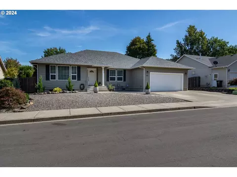 489 SE Oakbriar Ave, Roseburg, OR 97470