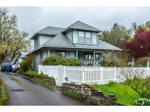 438 SE Dos Gatos Ct, Roseburg, OR 97470