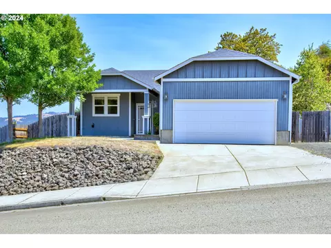 196 Grayson St, Roseburg, OR 97471