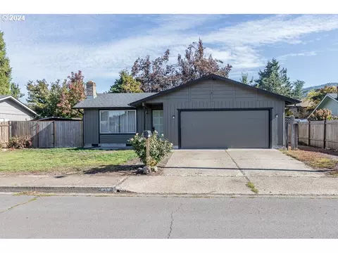 477 70th St, Springfield, OR 97478