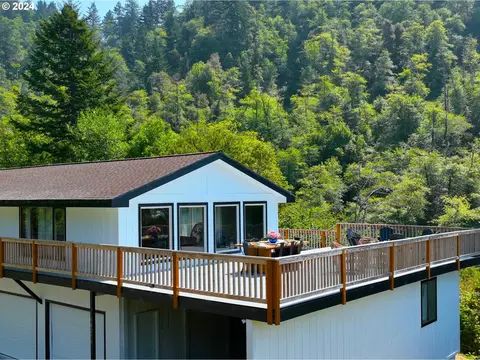 98256 Tuttle Ln, Brookings, OR 97415