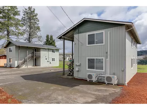 924 S Comstock Ave, Sutherlin, OR 97479