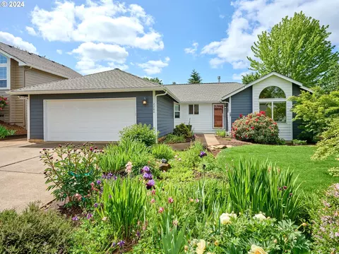 2280 Red Oak Dr S, Salem, OR 97302