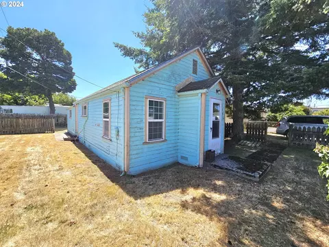1590 10th St, Florence, OR 97439