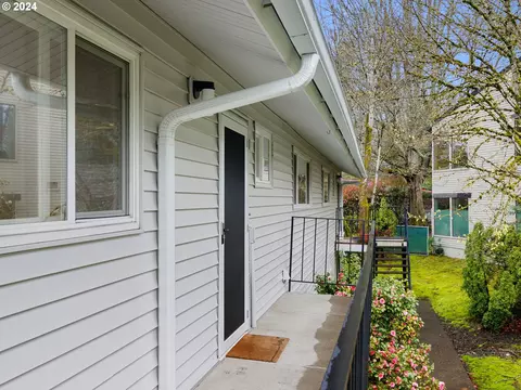 6835 SW Capitol Hill Rd #35, Portland, OR 97219