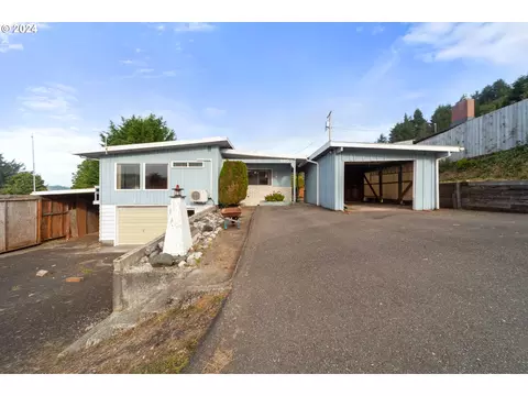 880 Rowe St, Reedsport, OR 97467