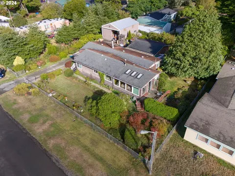775 10th St SE, Bandon, OR 97411