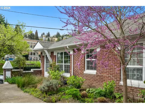 2621 NW Raleigh St #20, Portland, OR 97210
