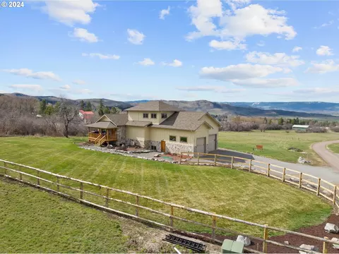 60952 Mountain View Dr, Cove, OR 97824