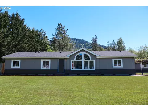41 E 6th St, Lowell, OR 97452