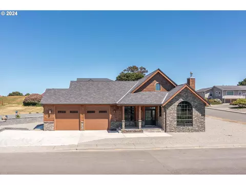 3185 Lincoln Ave SW, Bandon, OR 97411
