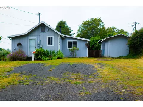 1084 Ohio St, North Bend, OR 97459