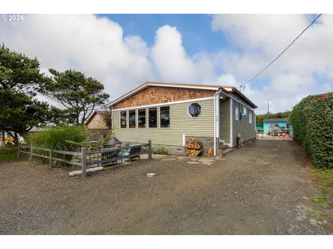 425 Marine Dr, Yachats, OR 97498