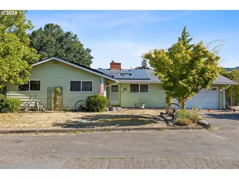 613 E Sunset Ct, Newberg, OR 97132