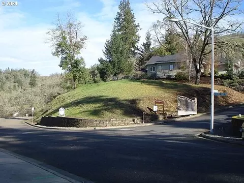 1710 NE Reagan Dr, Roseburg, OR 97470