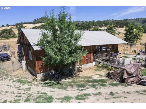 194 E Willis Creek Rd, Winston, OR 97496