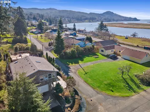 124 Hemlock St, Wheeler, OR 97147