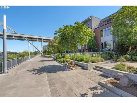 1612 NW Riverscape St, Portland, OR 97209