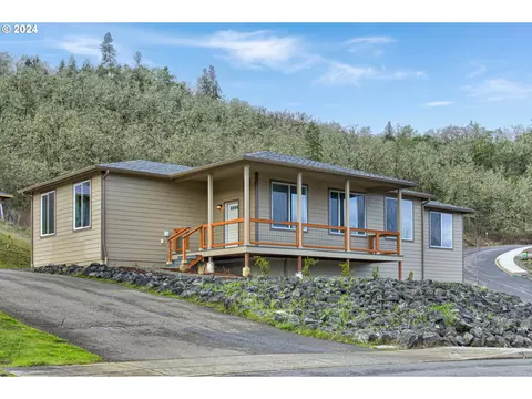 958 SE Golden Eagle Ave, Roseburg, OR 97470