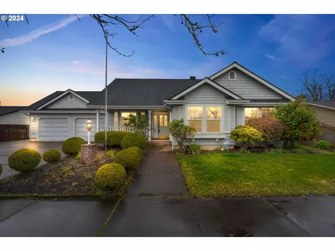 864 V St, Springfield, OR 97477