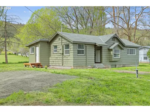 2832 W 9th St, The Dalles, OR 97058