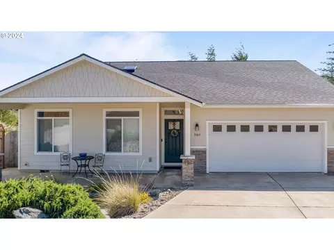 1107 Nautical Ct, Coos Bay, OR 97420
