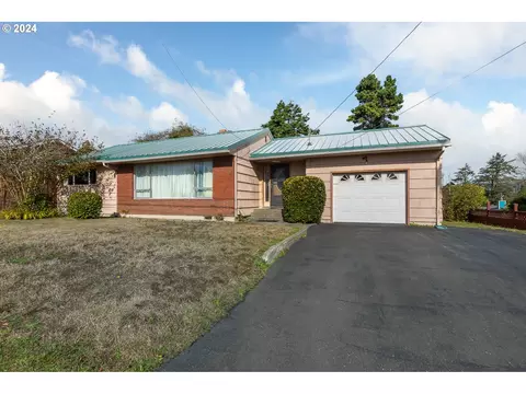 308 NW 15th St, Newport, OR 97365