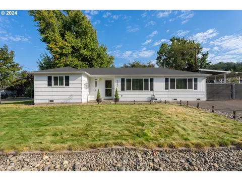 922 Newton Creek Rd, Roseburg, OR 97470