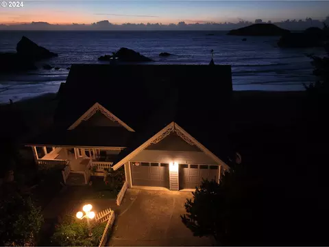 1545 Beach Ave, Brookings, OR 97415