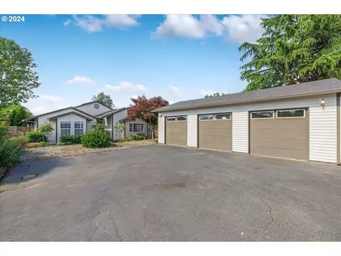 361 SW 11th St, Dundee, OR 97115
