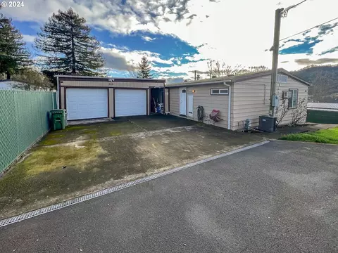 323 Pleasant Ave, Roseburg, OR 97470