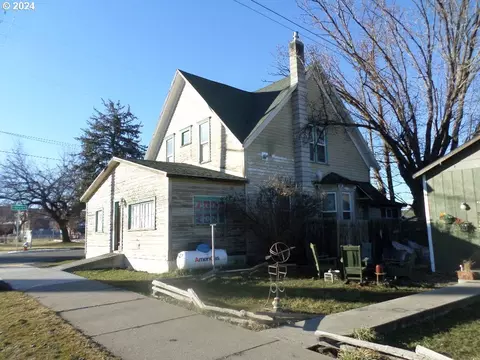 109 W 1st St, Wallowa, OR 97885