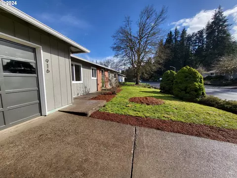 916 S R St, Cottage Grove, OR 97424